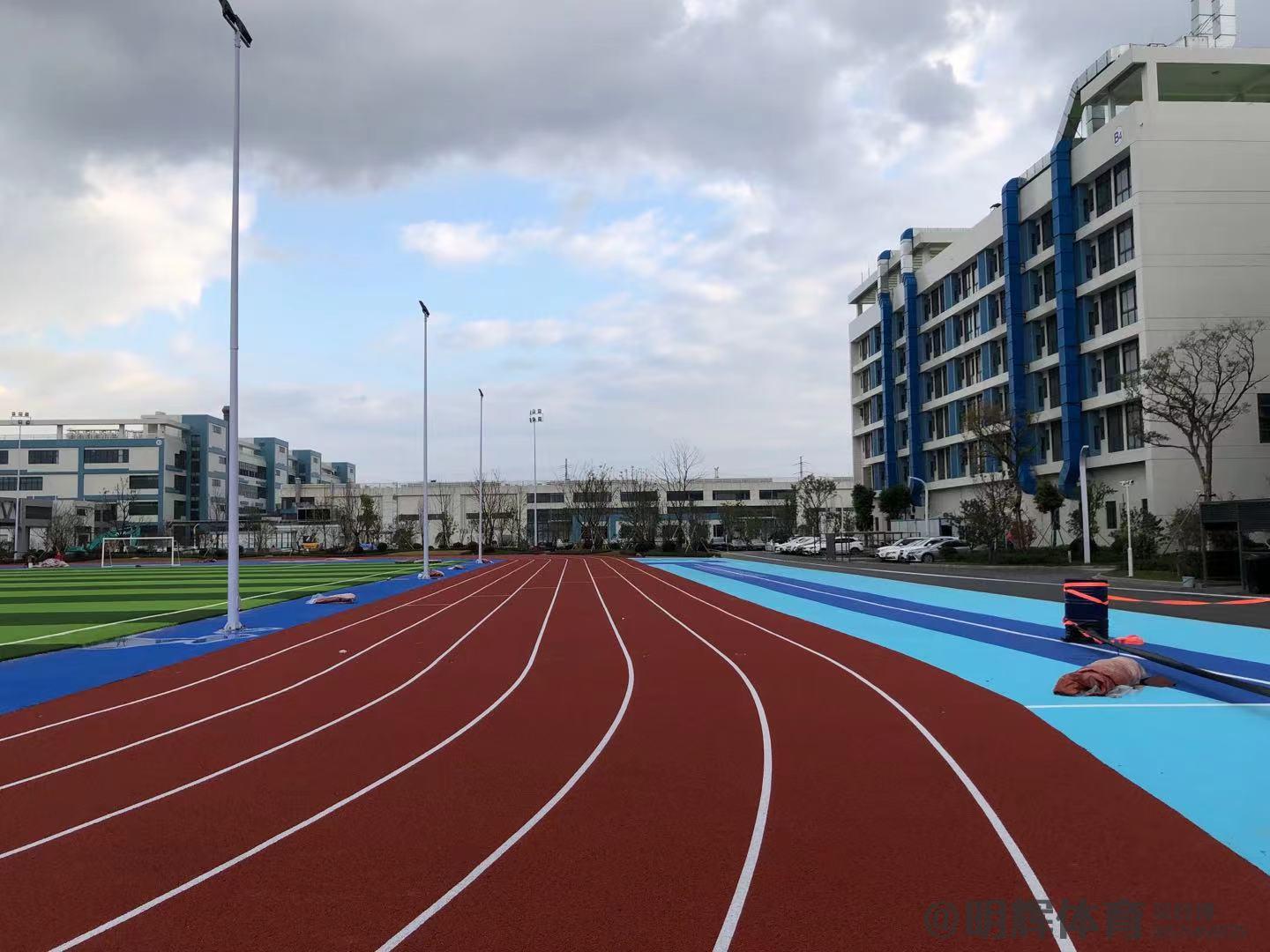 球场材料透气型塑胶跑道的价格是多少